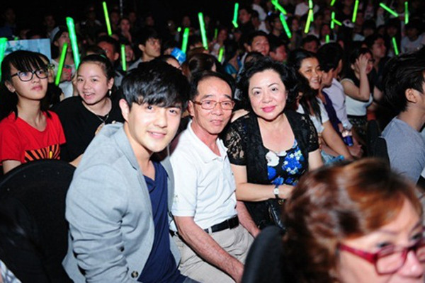 Cô con gái này thường nhắc đến mẹ với rất nhiều lời yêu thương và trân trọng. Đặc biệt, qua những bức ảnh Ông Thoại Liên đăng tải, mọi người có thể thấy bà luôn theo sát và rất gắn bó với các con. Bà thường xuyên dành thời gian đi ăn uống, du lịch và tự tay vào bếp chuẩn bị những món ăn mà các con yêu thích.