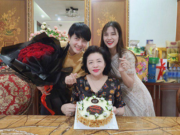 Trong mối quan hệ của ông Cao Thắng với Đông Nhi, bà cũng hết lòng ủng hộ và đối xử tốt với Đông Nhi. Dù là mẹ của 2 người con nổi tiếng nhưng mẹ ruột Ông Cao Thắng lại rất giản dị. Bà sở hữu nét mặt hiền hòa, phúc hậu cùng gu thời trang đơn giản, thanh lịch.