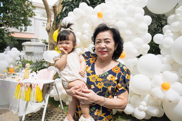 Cô bé được bà nội cưng chiều hết mực.