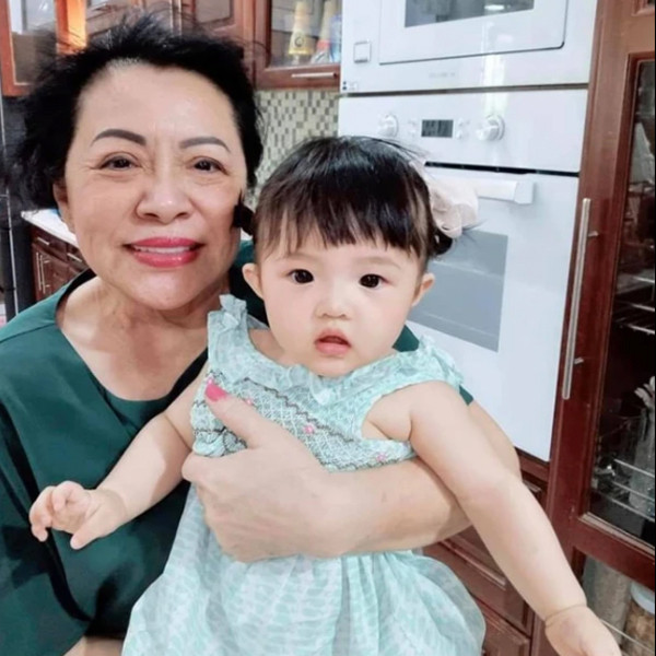 Mẹ ruột Ông Cao Thắng được nhận xét là người bà quyền lực nhưng hết sức ấm áp khi ở bên cháu gái nhỏ.