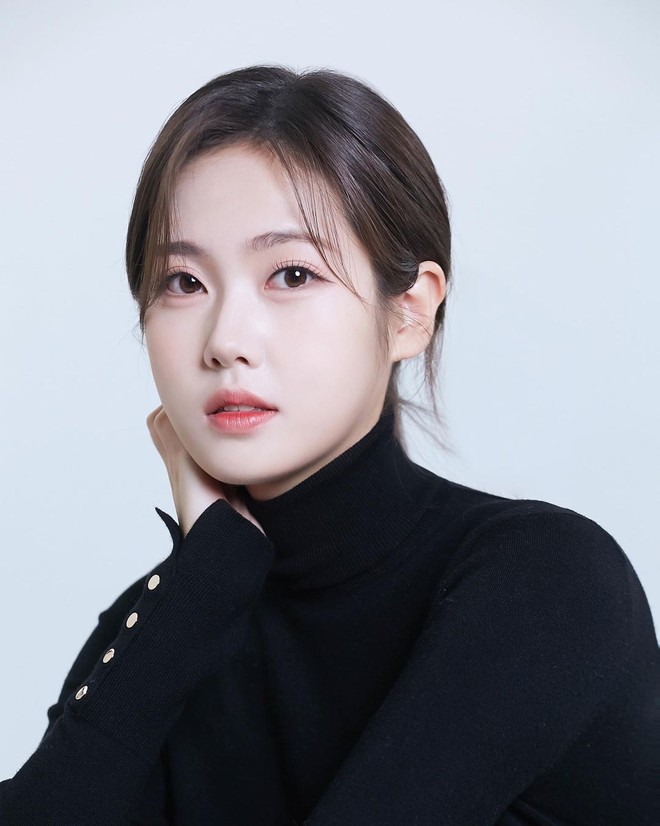 Từ cuối năm 2022 tới tháng 3/2023, cựu Hoa hậu chụp vài bộ hình họa báo, gây chú ý với nhan sắc nổi bật