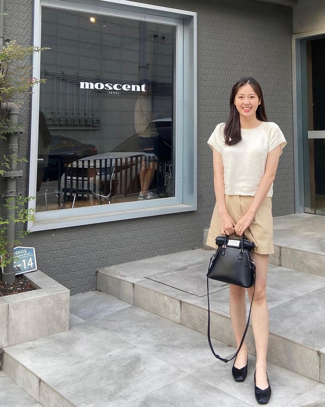 Trong 2 tháng qua, cựu Hoa hậu thỉnh thoảng đăng tải những hình ảnh về bản thân lên Instagram. Trước ống kính, cô vẫn giữ tinh thần lạc quan dù tình hình sức khỏe không ổn định