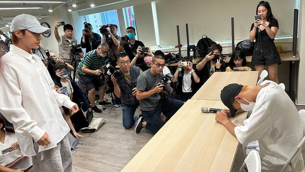 Vừa qua, Viêm Á Luân (bên trái) bị tố ép buộc bạn trai cũ Khâu Diệu Nhạc quan hệ khi người này mới 17 tuổi và còn phát tán clip nhạy cảm của cặp đôi. Thành viên Phi Luân Hải thừa nhận có quan hệ tình dục với TikToker họ Khâu nhưng bác bỏ chuyện phát tán clip