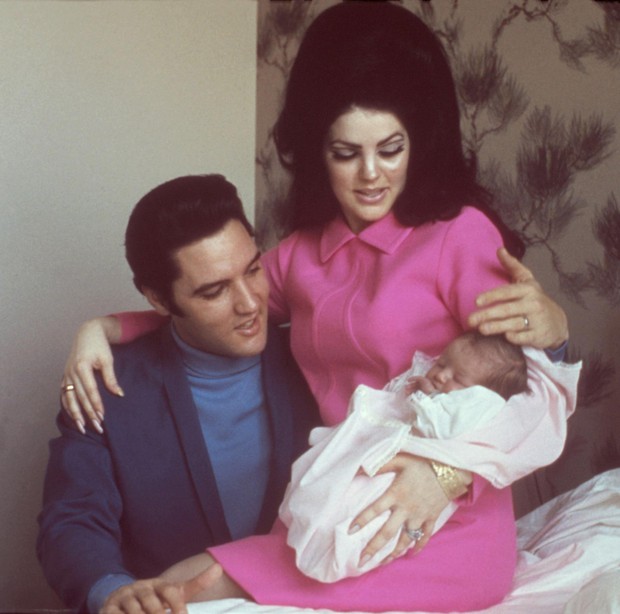 Elvis say mê Priscilla Beaulieu, người vợ duy nhất, vì bà giống mẹ ông thời trẻ. Ảnh: Michael Ochs Archives.