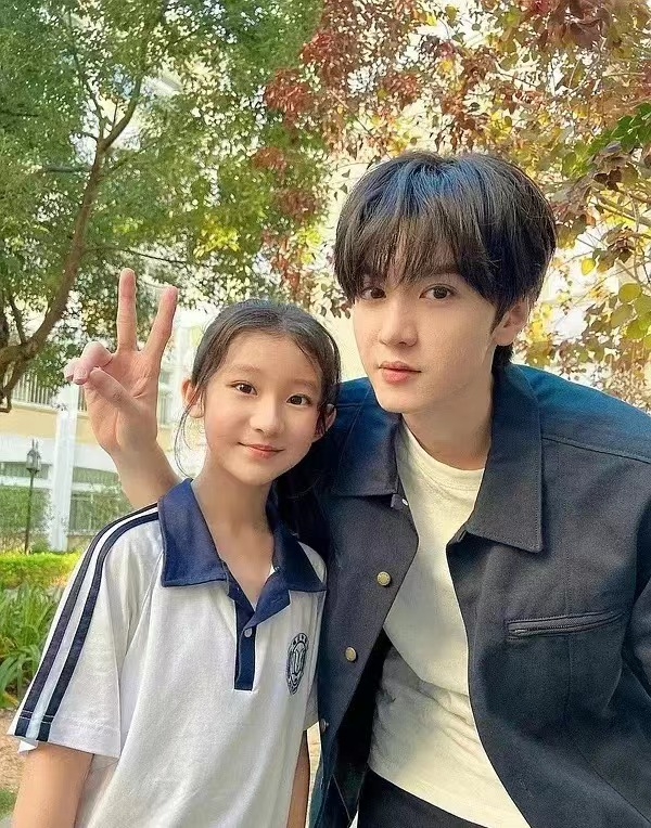 Trần Triết Viễn và sao nhí trong Vụng Trộm Không Thể Giấu