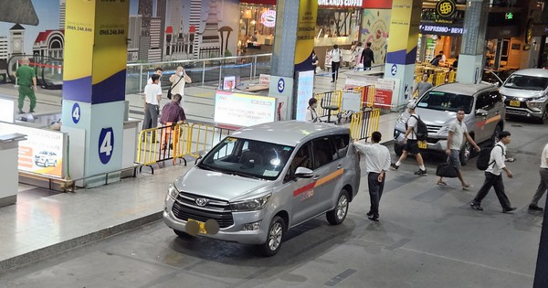 Cảng hàng không quốc tế Tân Sơn Nhất đang tăng cường công tác quản lý hoạt động vận tải, giải quyết tình trạng gian lận giá, ép giá, chèo kéo khách, xe dù... Trong ảnh, xe hợp đồng chờ đón khách ở sân bay Tân Sơn Nhất.