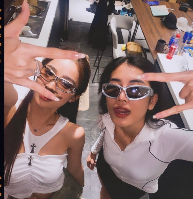 Cả hai bằng tuổi nhau nên rất dễ 