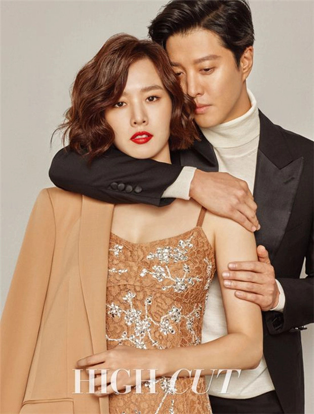 Cuộc hôn nhân của Lee Dong Gun và Jo Yoon Hee kéo dài hơn 2 năm. Nam diễn viên từng quên luôn dịp kỷ niệm 1 năm ngày cưới, khiến vợ cũ khóc nức nở vì tủi thân