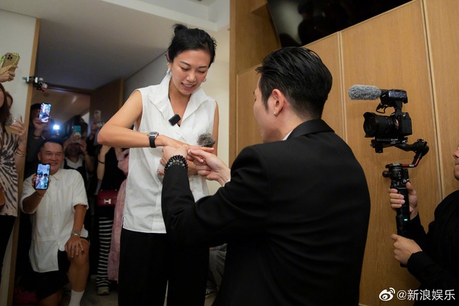 Tiêu Kính Đằng thông báo cầu hôn thành công Lâm Hữu Tuệ - bạn gái đồng thời là người quản lý của anh trong 16 năm qua