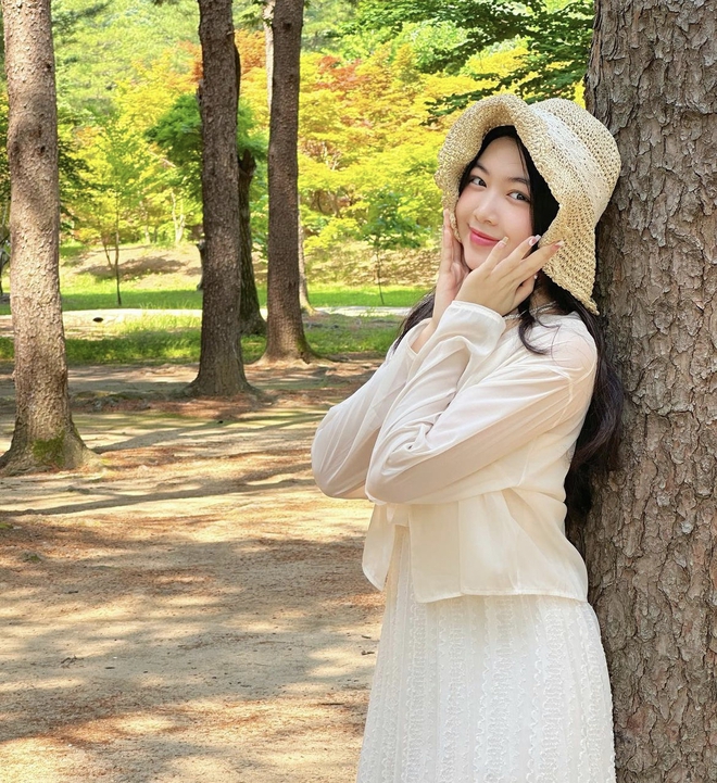 Con gái Quyền Linh có góc nghiêng cuốn hút, nhan sắc và chiều cao nổi trội ở tuổi 17