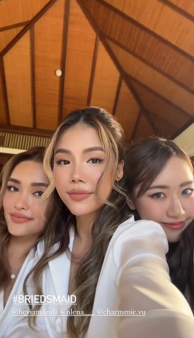 Vũ Quỳnh Anh (bên phải) tại đám cưới Linda Ngô