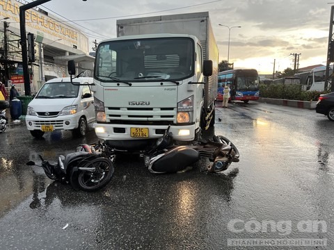 Xe giường nằm húc, đẩy xe tải lao lên tông 4 xe máy dừng chờ đèn đỏ Xe giường nằm húc, đẩy xe tải lao lên tông 4 xe máy dừng chờ đèn đỏ