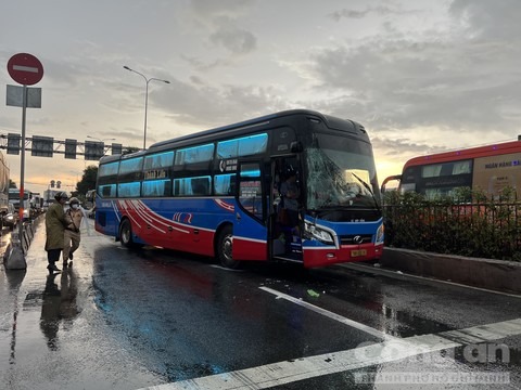 Xe giường nằm húc, đẩy xe tải lao lên tông 4 xe máy dừng chờ đèn đỏ - 1 Xe giường nằm húc, đẩy xe tải lao lên tông 4 xe máy dừng chờ đèn đỏ - 1