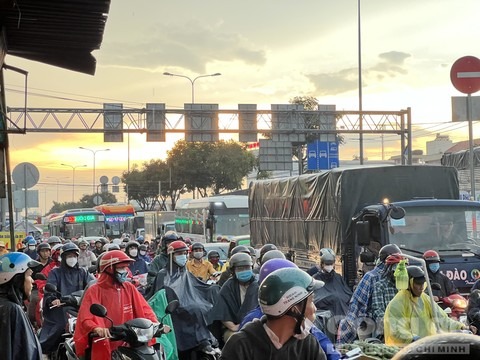 Xe giường nằm húc, đẩy xe tải lao lên tông 4 xe máy dừng chờ đèn đỏ - 2 Xe giường nằm húc, đẩy xe tải lao lên tông 4 xe máy dừng chờ đèn đỏ - 2