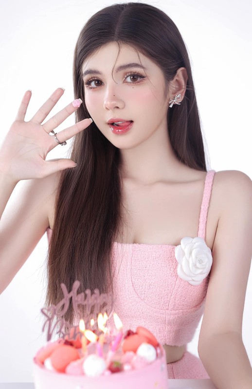 Ở tuổi 21 Xuân Mai theo đuổi phong cách nữ tính, đan xen chút gợi cảm trong chừng mực.