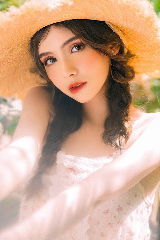 Cô từng là cựu học sinh tại trường Quốc Tế Á Châu – Cơ sở Cộng Hòa, 12 năm liền đạt danh hiệu học sinh giỏi. Xuân Mai thi đỗ khoa Quản trị kinh doanh, trường Đại học Quốc tế – Đại học Quốc Gia TP.HCM. Ảnh: FBNV