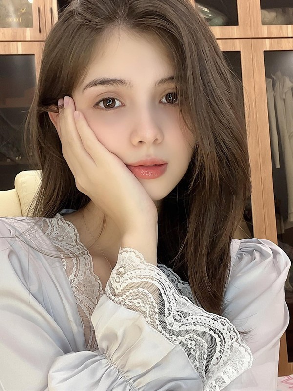 O’sullivan Xuân Mai mang trong mình 2 dòng máu Việt - Úc. Dưới các video của cô, nhiều khán giả không ngớt lời khen ngợi dành cho sắc vóc của Xuân Mai.