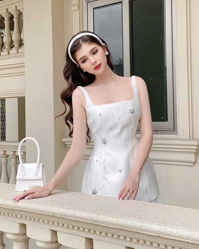 Trên các trang mạng xã hội cá nhân, những bài đăng chia sẻ hình ảnh đời thường hay khi chụp hình làm mẫu của cô đều nhận về lượng tương tác cao.