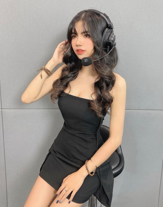 “Đi làm vì muốn gắn bó với giải. Đúng một lần lỡ đọc kênh chat, cảm thấy không chỉ mặt mũi cơ thể bị shaming mà cả danh dự” – Mai Dora viết.