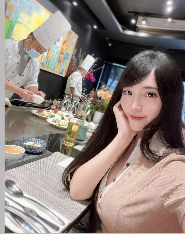 Khác với gu ăn vận kín đáo khi đi làm, ngoài đời, Elle Li có phong cách gợi cảm, phóng khoáng.