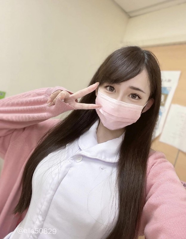 Ở ngoài đời, Elle gây ấn tượng bởi nhan sắc ngọt ngào cùng gu mặc tôn hình thể nóng bỏng.