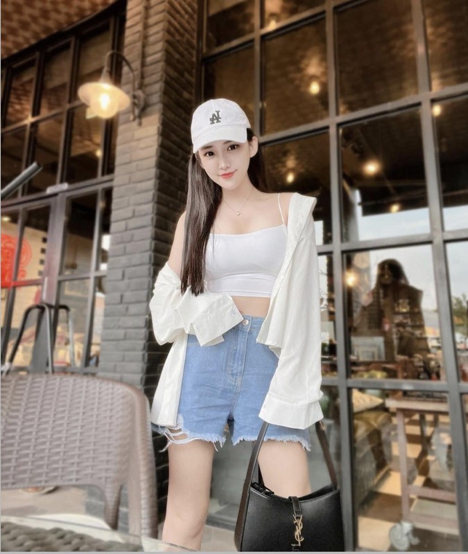 Tên tuổi của hot girl ngành y này được biết đến nhiều khi cô tham gia chương trình 