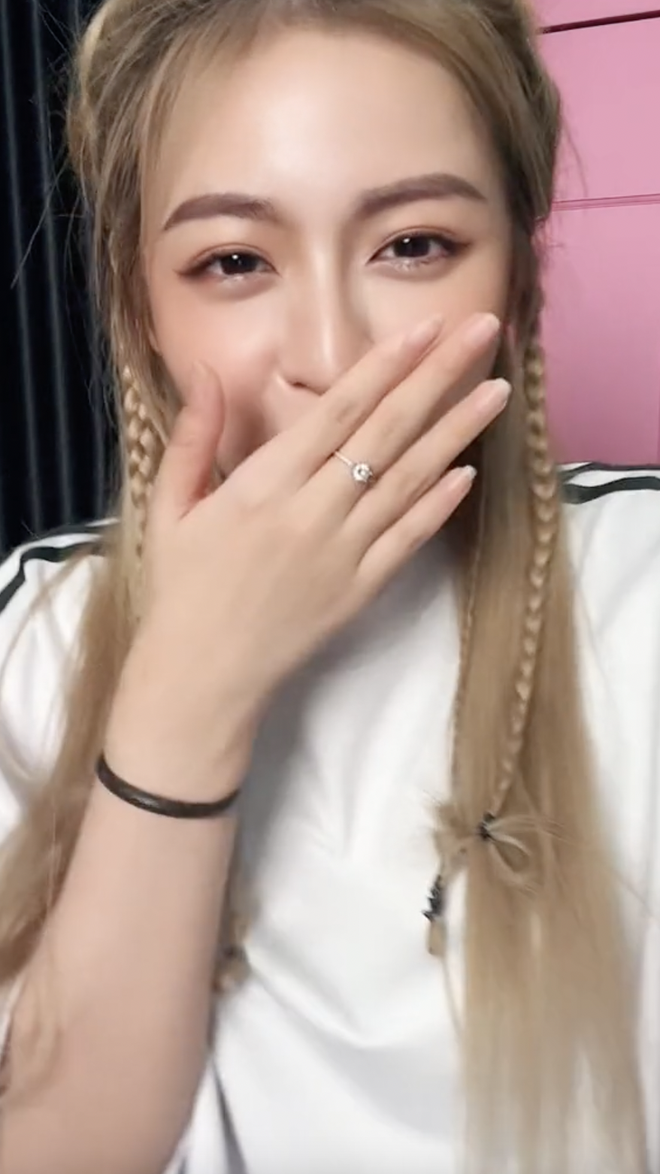 Cô nàng được bạn trai chăm sóc kỹ càng