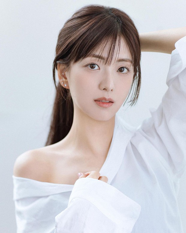 Bên cạnh đó, khí chất diễn viên nổi bật của chị gái Jisoo trong loạt ảnh này cũng không đùa được đâu