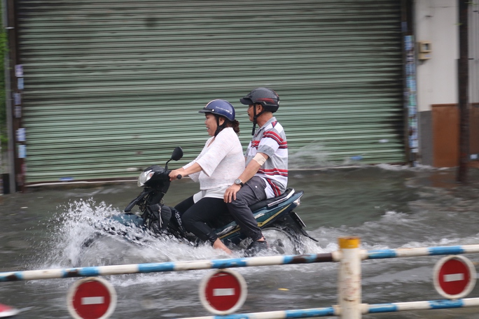 Người dân gặp nhiều khó khăn khi đi qua đoạn ngập
