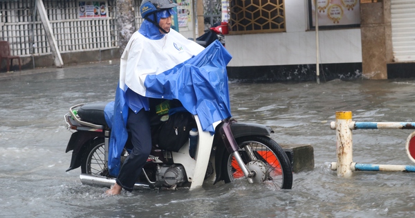 Xe bị chết máy, người dân phải dùng chân 