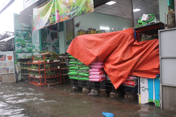 Một cửa hàng kê hàng hóa lên cao