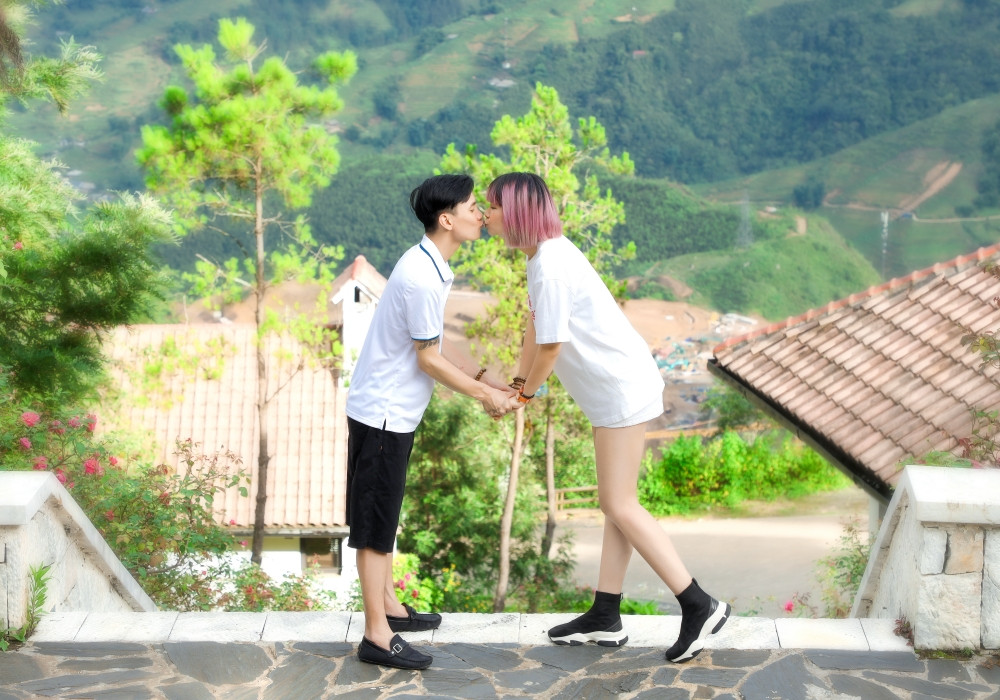 Hạ Vy và ông xã gắn bó mặn nồng sau 20 năm. 