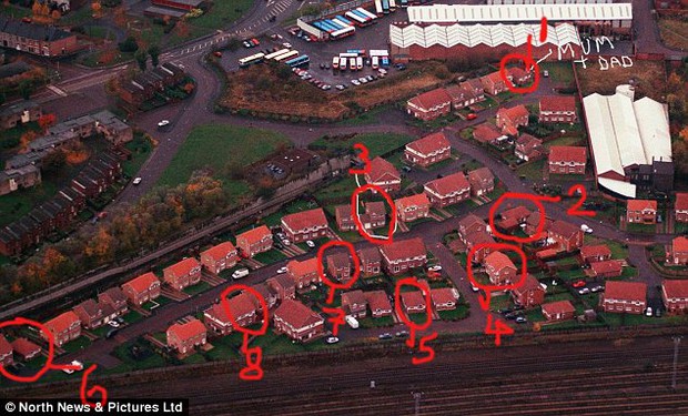 Bên cạnh ngôi nhà đã có sẵn, Lawrence mua thêm 7 ngôi nhà nữa tại khu vực anh sinh sống