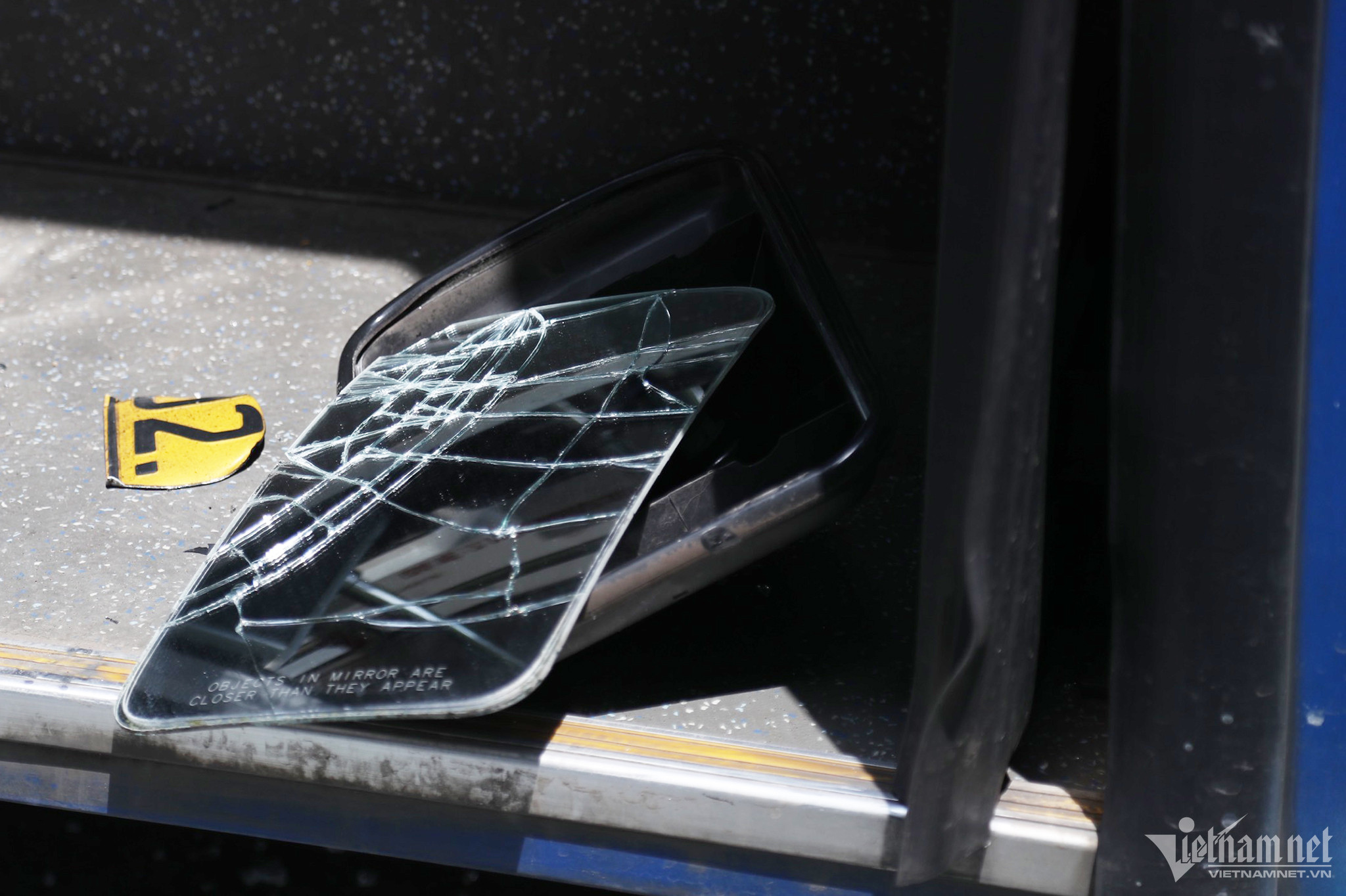 Xe buýt khác bị gãy kính chiếu hậu, sứt mẻ biển kiểm soát