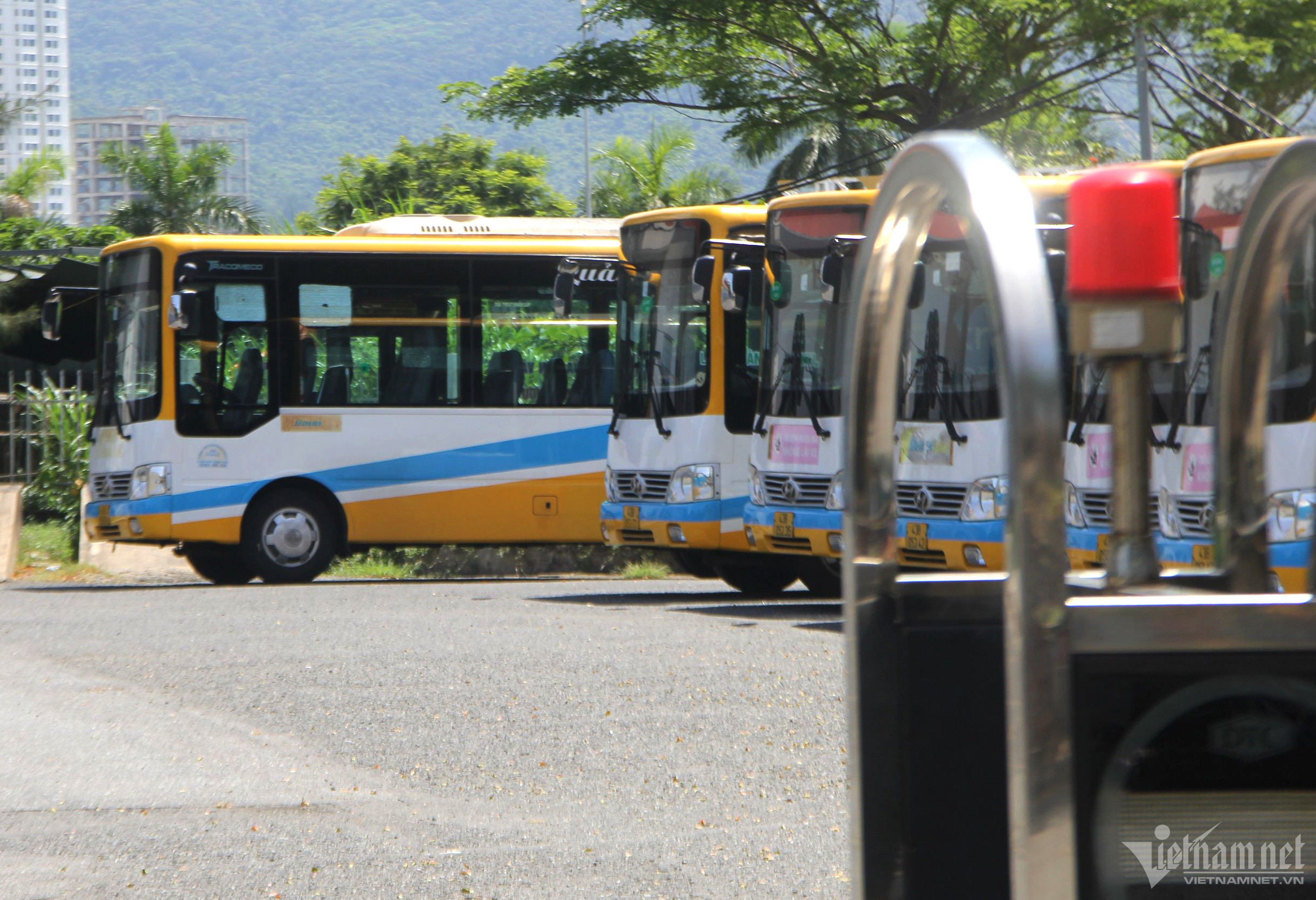 Dãy xe buýt nằm dài trong Trạm xe buýt Xuân Diệu vì tài xế đình công vào ngày 1/7