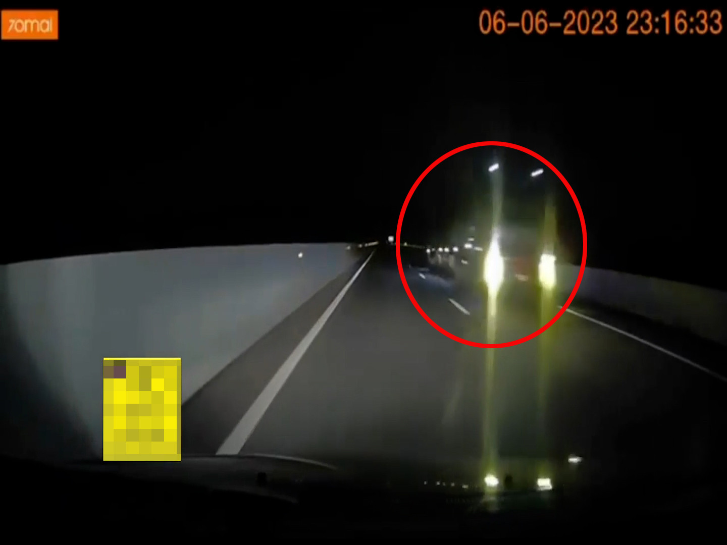 Hình ảnh ô tô đầu kéo đi ngược chiều trên cao tốc Hạ Long - Vân Đồn (Ảnh chụp màn hình)