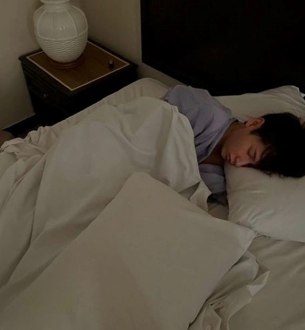 Ngủ ngáy thường xuyên hoặc chảy nước dãi một bên rất có thể do ảnh hưởng từ nhồi máu não (Ảnh minh họa)