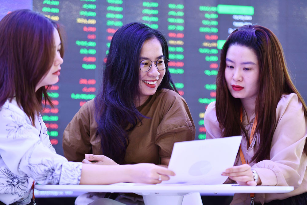 Thị trường chứng khoán được dự báo còn gập ghềnh trong nửa cuối năm 2023. (Ảnh: HH)