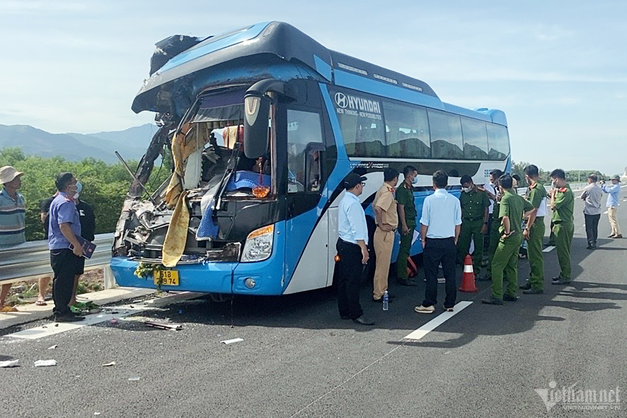 Cơ quan chức năng khám nghiệm hiện trường tai nạn.