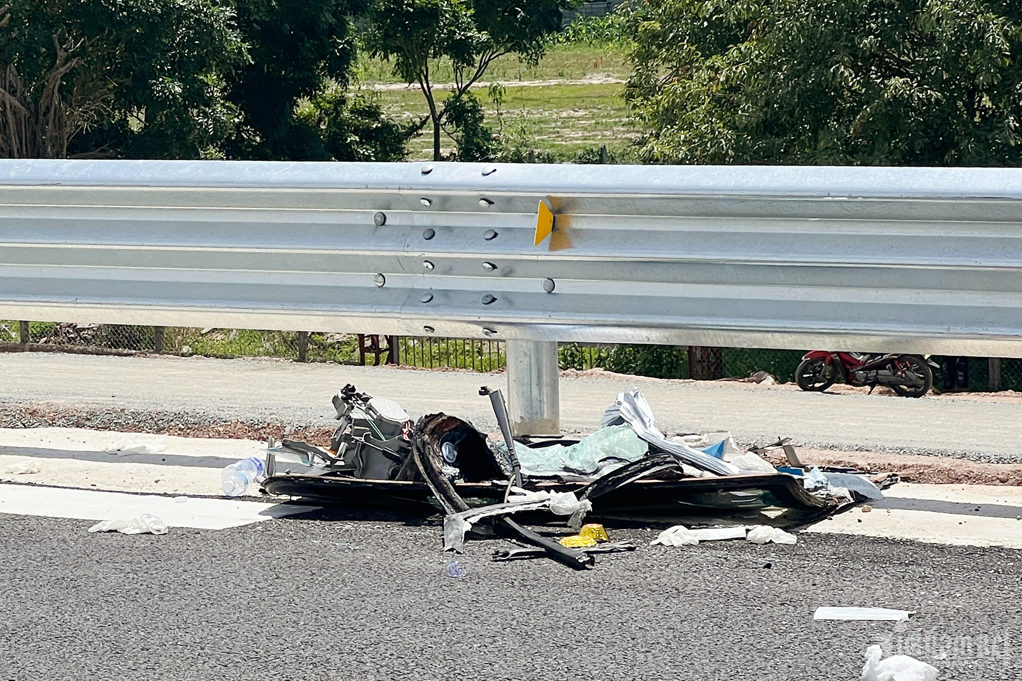 Mảnh vỡ ô tô sau tai nạn