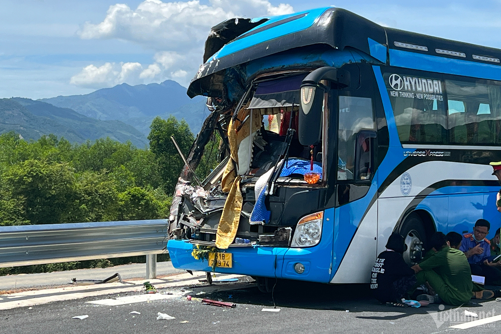 Xe khách biến dạng phần cabin sau tai nạn trên cao tốc qua Khánh Hòa. 