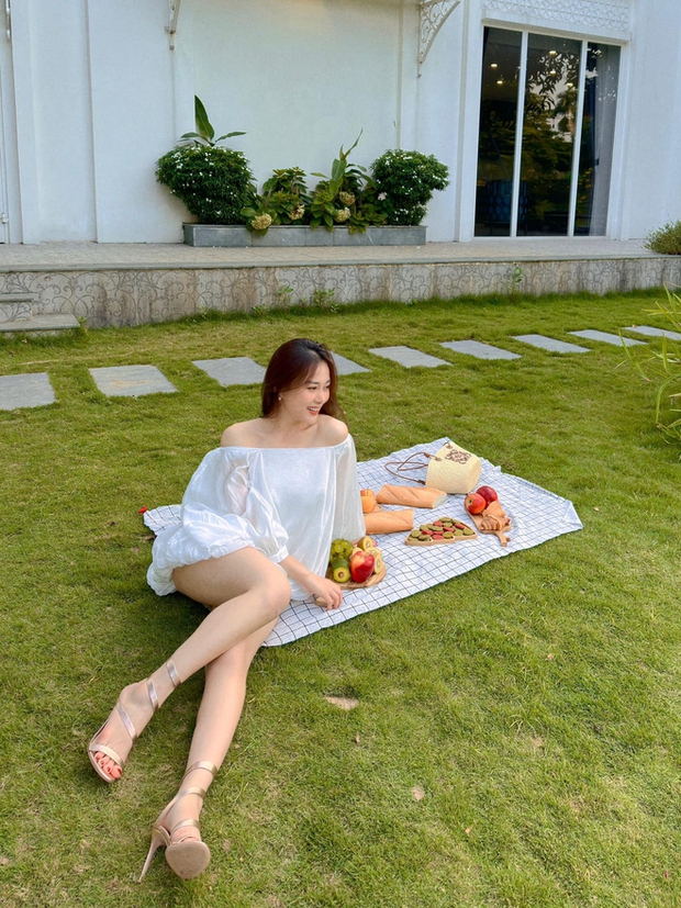 Phương Oanh khoe nhan sắc và đôi chân dài nuột nà nhưng chiếc đầm rộng rãi mới gây chú ý hơn cả