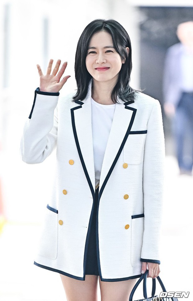 Mái tóc ngắn cùng biểu cảm đáng yêu của nữ diễn viên khiến khán giả phải xuýt xoa. Fan có thể dễ dàng nhận ra rằng nữ diễn viên có gương mặt tròn trịa hơn hẳn hậu sinh con