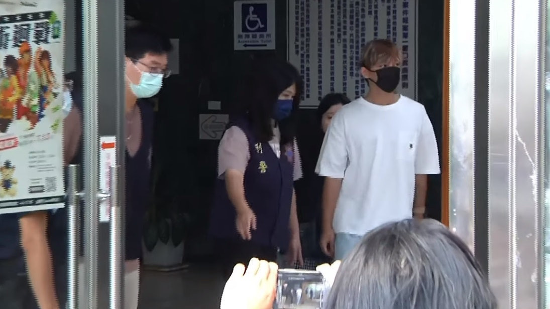 Viêm Á Luân bị khám xét nhà riêng và đưa đến sở cảnh sát ngày 3/7.