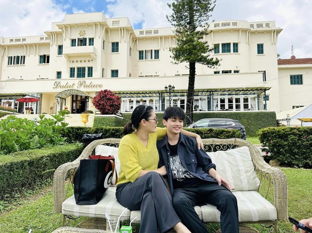 Hiếm hoi lên sóng cùng mẹ, con trai Thân Thúy Hà gây sốt với ngoại hình khôi ngô