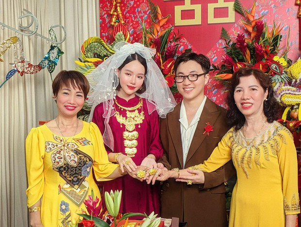 Cô dâu chú rể cùng với 2 người mẹ trong đám hỏi