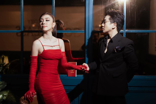 Ở thời điểm hiện tại, mối quan hệ của nữ ca sĩ với người yêu đồng giới khiến nhiều người rôm rả