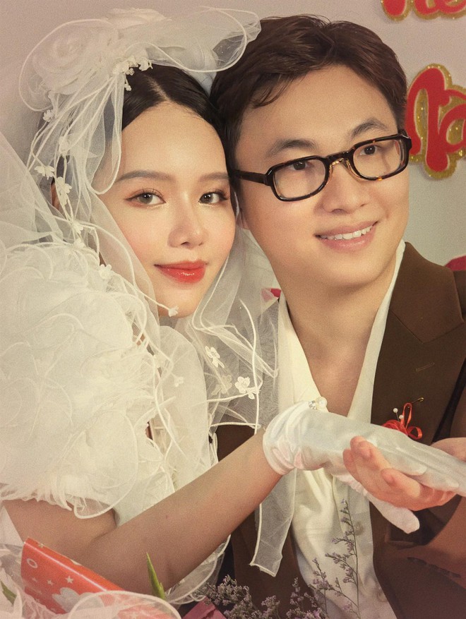 Không chỉ trang phục mà cặp đôi còn tạo giống y hệt kiểu chụp ảnh cưới của bố mẹ ngày xưa