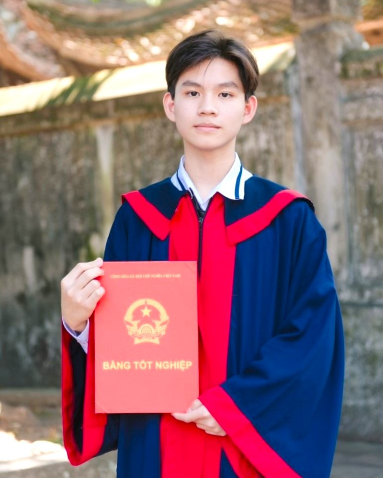 Mai Hà Dũng (học sinh lớp 9A1 Trường THCS Giảng Võ, Hà Nội) gây ấn tượng ở mùa tuyển sinh lớp 10 năm 2023 khi trúng tuyển khối chuyên Tin của 3 trường, trong đó còn là thủ khoa 2 trường.