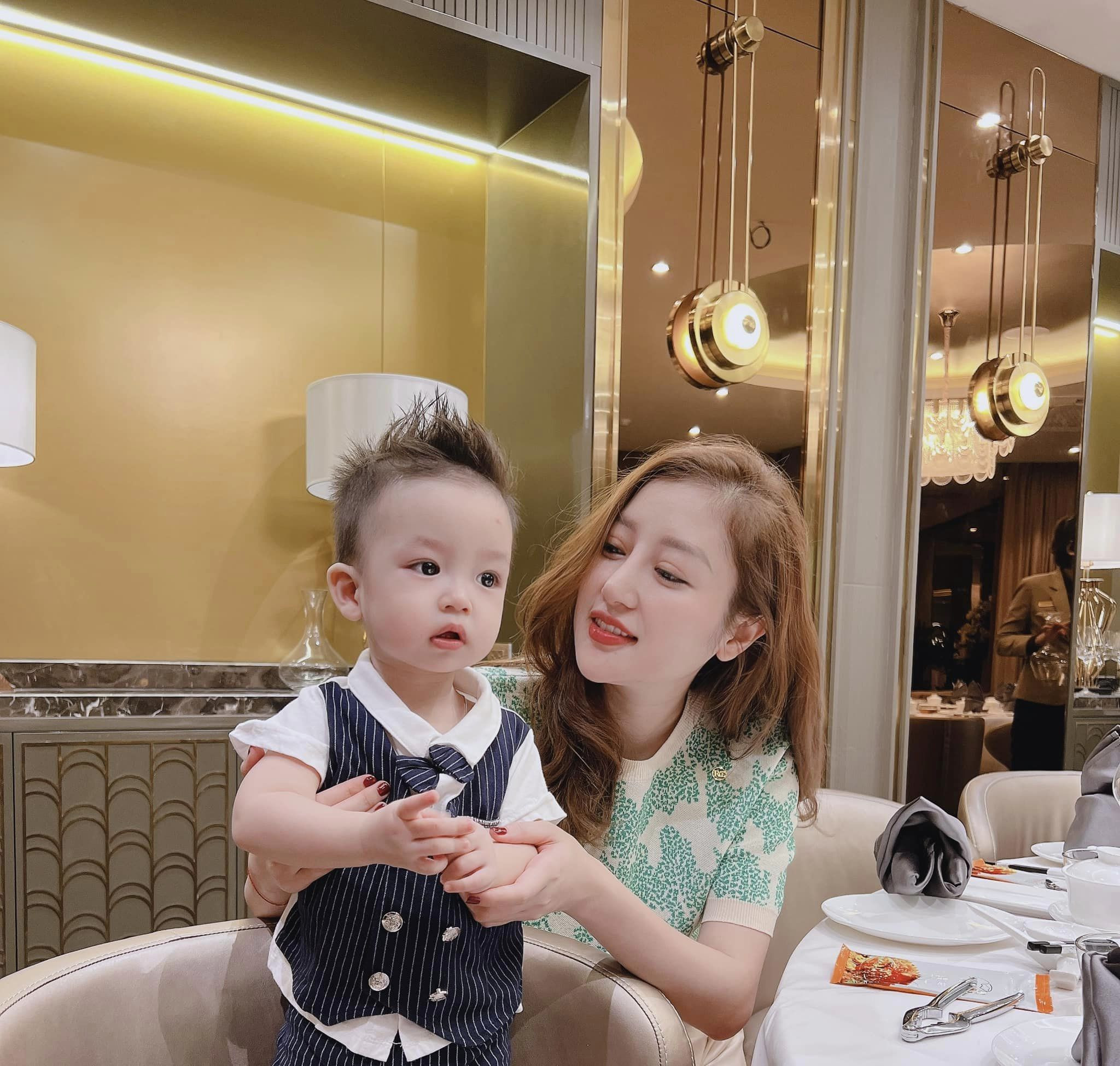 Con trai Bằng Kiều thừa hưởng nhiều nét đẹp của bố mẹ, đặc biệt là làn da trắng bóc.